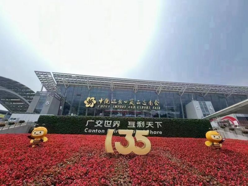 Triển lãm bánh xe cắt và khách hàng