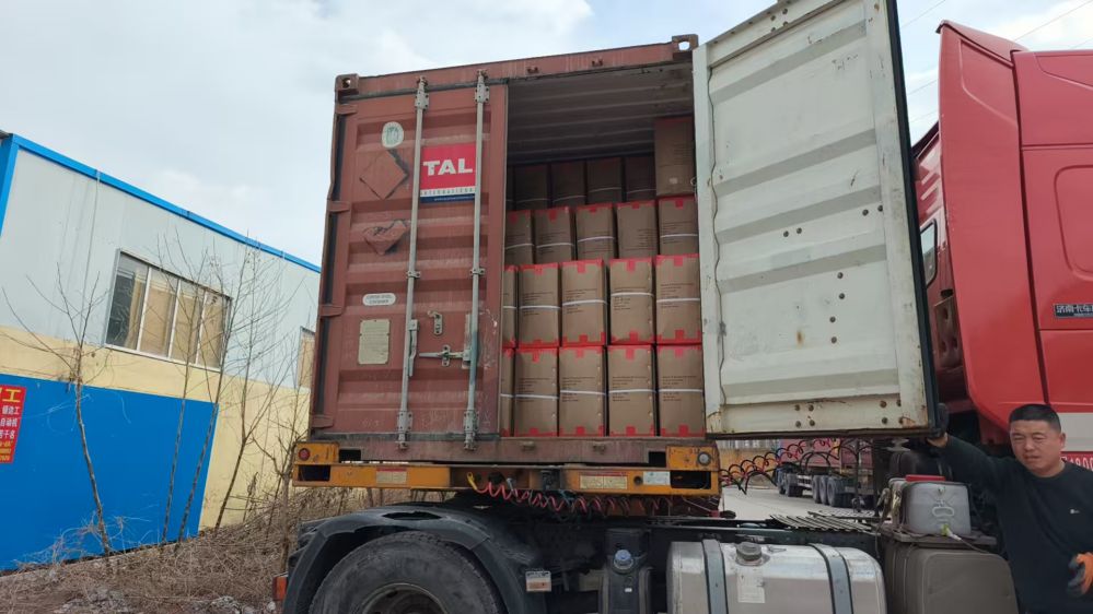 Giao hàng bằng xe tải cắt bánh xe