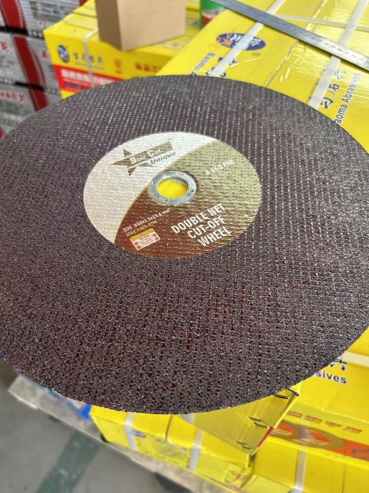 Giao hàng bằng xe tải cắt bánh xe