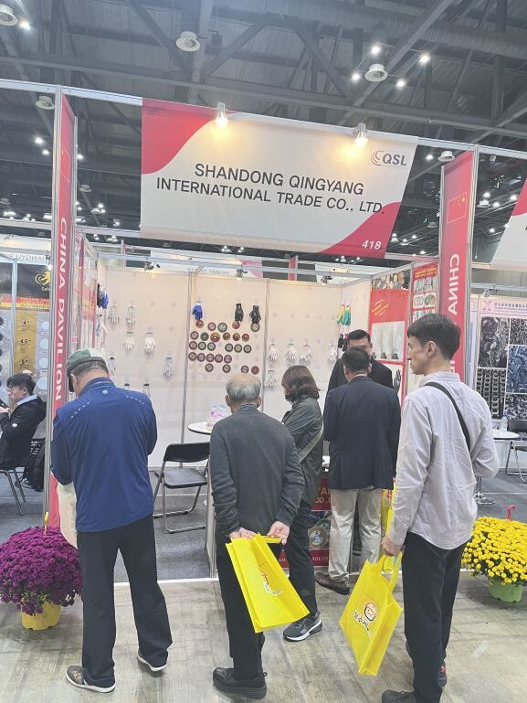 Triển lãm bánh xe cắt và khách hàng