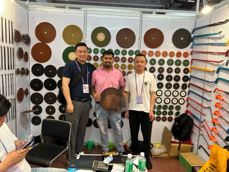 Triển lãm bánh xe cắt và khách hàng